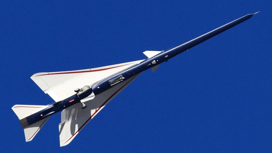 USA-SUPERSONIC/ Jet supersonik terbaru milik NASA, X-59, berhasil lepas landas dari Pangkalan Angkatan Udara AS 42 di Palmdale, California, Selasa pagi (28/10).  REUTERS/David Swanson