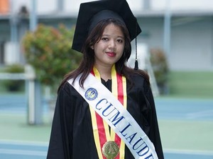 Cerita Dhiva Jadi Wisudawan Terbaik UNY, Finalis Debat Dunia-IPK 3,97