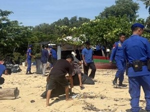 Sambut HUT Polairud, Polres Bangka Barat dan Warga Pesisir Bersihkan Pantai