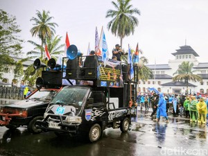 Buruh Jabar Tuntut Kenaikan Upah dan Hapus Sistem Outsourcing