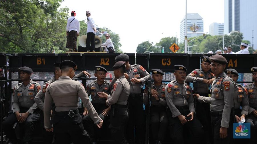 Aksi Demo ribuan guru honener di Kawasan Monumen Nasional (Monas), Jakarta, Kamis (30/10/2025). (CNBC Indonesia/Tri Susilo)