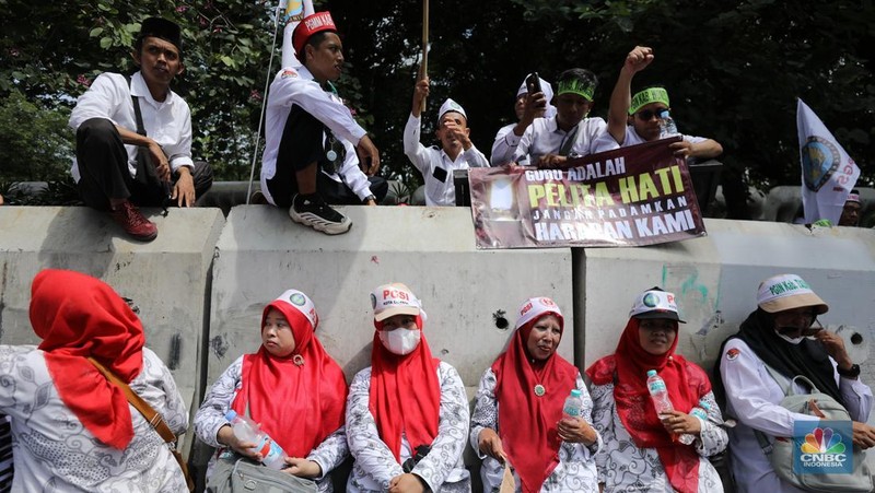 Aksi Demo ribuan guru honener di Kawasan Monumen Nasional (Monas), Jakarta, Kamis (30/10/2025). (CNBC Indonesia/Tri Susilo)