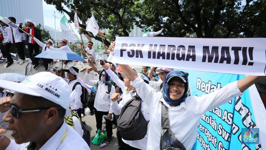Aksi Demo ribuan guru honener di Kawasan Monumen Nasional (Monas), Jakarta, Kamis (30/10/2025). (CNBC Indonesia/Tri Susilo)