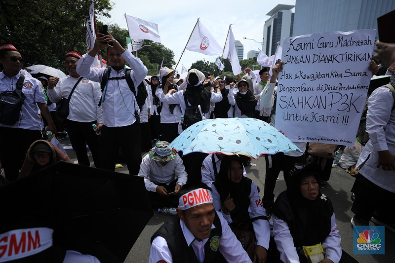 Aksi Demo ribuan guru honener di Kawasan Monumen Nasional (Monas), Jakarta, Kamis (30/10/2025). (CNBC Indonesia/Tri Susilo) Aksi Demo ribuan guru honener di Kawasan Monumen Nasional (Monas), Jakarta, Kamis (30/10/2025). (CNBC Indonesia/Tri Susilo)
