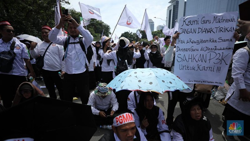 Aksi Demo ribuan guru honener di Kawasan Monumen Nasional (Monas), Jakarta, Kamis (30/10/2025). (CNBC Indonesia/Tri Susilo)