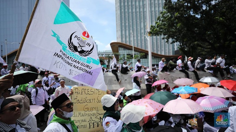 Aksi Demo ribuan guru honener di Kawasan Monumen Nasional (Monas), Jakarta, Kamis (30/10/2025). (CNBC Indonesia/Tri Susilo)