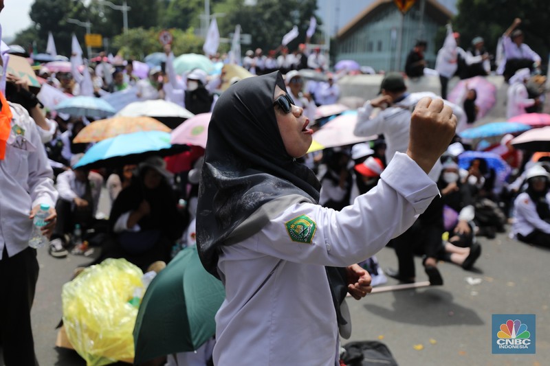 Aksi Demo ribuan guru honener di Kawasan Monumen Nasional (Monas), Jakarta, Kamis (30/10/2025). (CNBC Indonesia/Tri Susilo) Aksi Demo ribuan guru honener di Kawasan Monumen Nasional (Monas), Jakarta, Kamis (30/10/2025). (CNBC Indonesia/Tri Susilo)