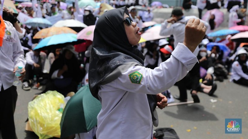 Aksi Demo ribuan guru honener di Kawasan Monumen Nasional (Monas), Jakarta, Kamis (30/10/2025). (CNBC Indonesia/Tri Susilo)