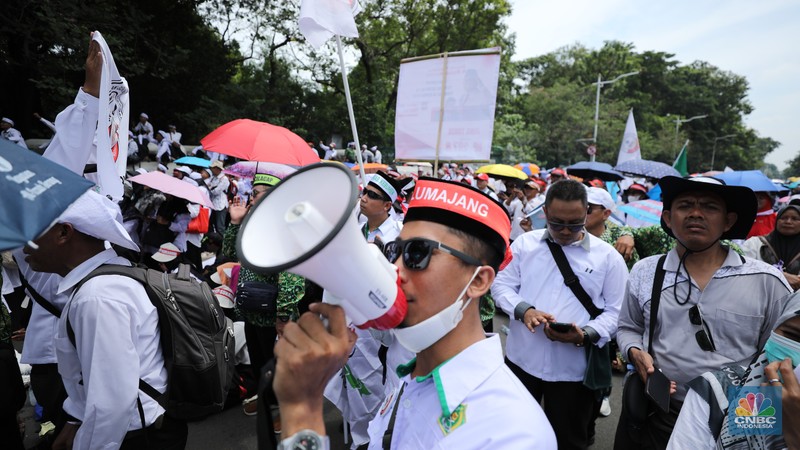 Aksi Demo ribuan guru honener di Kawasan Monumen Nasional (Monas), Jakarta, Kamis (30/10/2025). (CNBC Indonesia/Tri Susilo) Aksi Demo ribuan guru honener di Kawasan Monumen Nasional (Monas), Jakarta, Kamis (30/10/2025). (CNBC Indonesia/Tri Susilo)