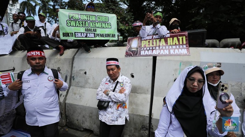 Aksi Demo ribuan guru honener di Kawasan Monumen Nasional (Monas), Jakarta, Kamis (30/10/2025). (CNBC Indonesia/Tri Susilo)
