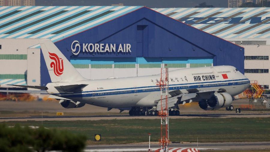 APEC-SUMMIT/ARRIVALS Penerbangan Air China yang membawa Presiden Tiongkok Xi Jinping mendarat di Bandara Internasional Gimhae, saat beliau tiba untuk menghadiri KTT Kerja Sama Ekonomi Asia-Pasifik (APEC), di Busan, Korea Selatan, 30 Oktober 2025. REUTERS/Kim Soo-hyeon