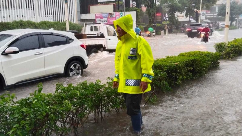 Banjir dikawasan Jl Kemang Raya dari arah Jl. Pangeran Antasari menuju arah Kemang Raya, Jakarta, Kamis (30/10/2025). Banjir dikawasan Jl Kemang Raya dari arah Jl. Pangeran Antasari menuju arah Kemang Raya, Jakarta, Kamis (30/10/2025). (X/@TMCPoldaMetro)
