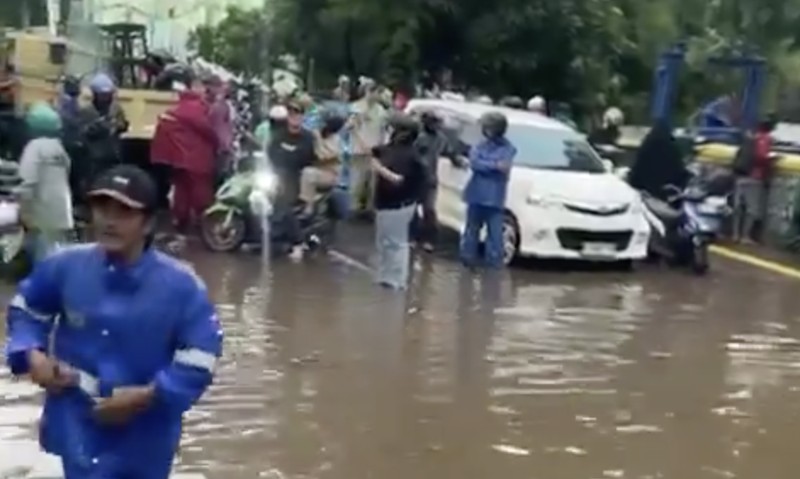 Banjir dikawasan Jl Kemang Raya dari arah Jl. Pangeran Antasari menuju arah Kemang Raya, Jakarta, Kamis (30/10/2025). Banjir dikawasan Jl Kemang Raya dari arah Jl. Pangeran Antasari menuju arah Kemang Raya, Jakarta, Kamis (30/10/2025). (X/@TMCPoldaMetro)