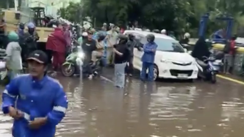 Banjir dikawasan Jl Kemang Raya dari arah Jl. Pangeran Antasari menuju arah Kemang Raya, Jakarta, Kamis (30/10/2025). Banjir dikawasan Jl Kemang Raya dari arah Jl. Pangeran Antasari menuju arah Kemang Raya, Jakarta, Kamis (30/10/2025). (X/@TMCPoldaMetro)