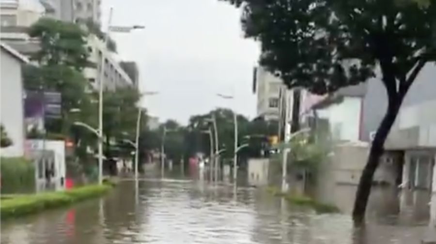 Banjir dikawasan Jl Kemang Raya dari arah Jl. Pangeran Antasari menuju arah Kemang Raya, Jakarta, Kamis (30/10/2025). Banjir dikawasan Jl Kemang Raya dari arah Jl. Pangeran Antasari menuju arah Kemang Raya, Jakarta, Kamis (30/10/2025). (X/@TMCPoldaMetro)