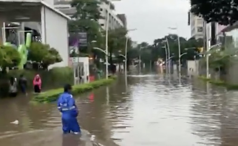 Banjir dikawasan Jl Kemang Raya dari arah Jl. Pangeran Antasari menuju arah Kemang Raya, Jakarta, Kamis (30/10/2025). Banjir dikawasan Jl Kemang Raya dari arah Jl. Pangeran Antasari menuju arah Kemang Raya, Jakarta, Kamis (30/10/2025). (X/@TMCPoldaMetro)