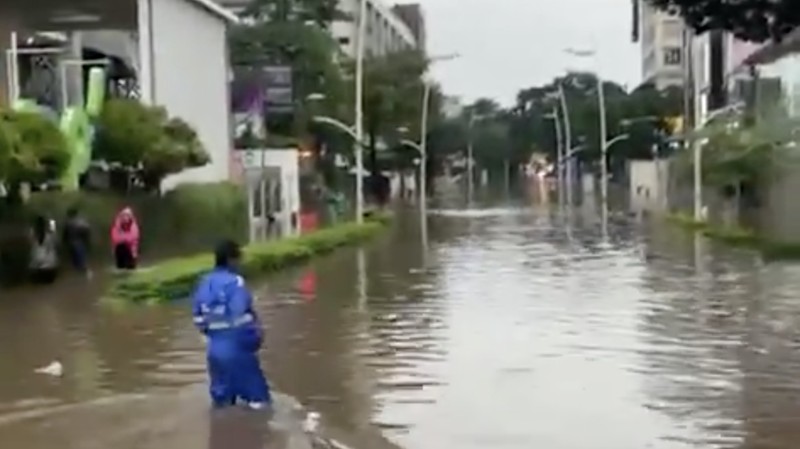 Banjir dikawasan Jl Kemang Raya dari arah Jl. Pangeran Antasari menuju arah Kemang Raya, Jakarta, Kamis (30/10/2025). Banjir dikawasan Jl Kemang Raya dari arah Jl. Pangeran Antasari menuju arah Kemang Raya, Jakarta, Kamis (30/10/2025). (X/@TMCPoldaMetro)