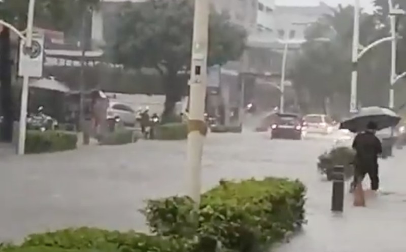 Banjir dikawasan Jl Kemang Raya dari arah Jl. Pangeran Antasari menuju arah Kemang Raya, Jakarta, Kamis (30/10/2025). Banjir dikawasan Jl Kemang Raya dari arah Jl. Pangeran Antasari menuju arah Kemang Raya, Jakarta, Kamis (30/10/2025). (X/@TMCPoldaMetro)