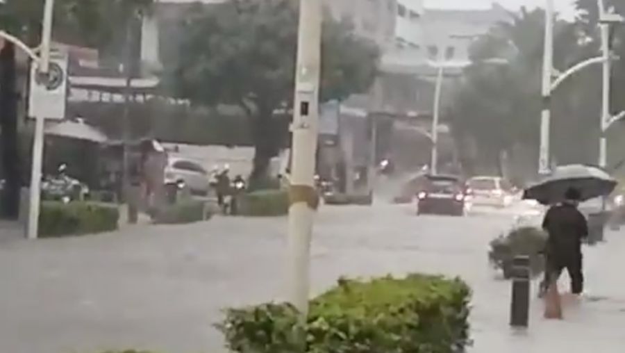 Banjir dikawasan Jl Kemang Raya dari arah Jl. Pangeran Antasari menuju arah Kemang Raya, Jakarta, Kamis (30/10/2025). Banjir dikawasan Jl Kemang Raya dari arah Jl. Pangeran Antasari menuju arah Kemang Raya, Jakarta, Kamis (30/10/2025). (X/@TMCPoldaMetro)