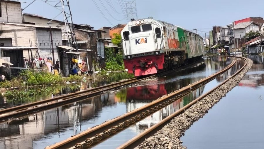 Banjir jalur KA Semarang Tawang-Alastua mulai surut. Dok: KAI