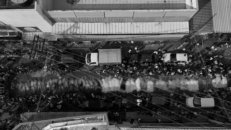 BRAZIL-VIOLENCE/ SENSITIVE MATERIAL. THIS IMAGE MAY OFFEND OR DISTURB A mourner kisses a covered body, the day after a deadly police operation against drug trafficking at the favela do Penha, in Rio de Janeiro, Brazil, October 29, 2025. REUTERS/Ricardo Moraes     TPX IMAGES OF THE DAY