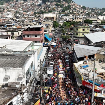 Penggerebekan Polisi Tewaskan 132 Orang, Mayat-Mayat Berjajar di Jalan