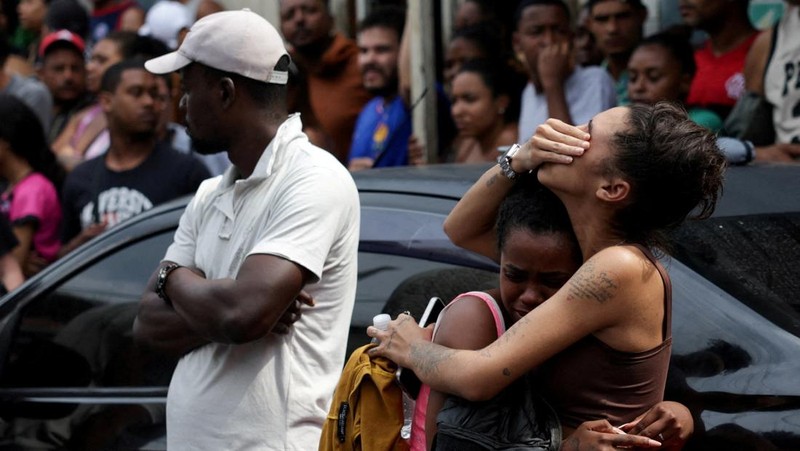 BRAZIL-VIOLENCE/ SENSITIVE MATERIAL. THIS IMAGE MAY OFFEND OR DISTURB A mourner kisses a covered body, the day after a deadly police operation against drug trafficking at the favela do Penha, in Rio de Janeiro, Brazil, October 29, 2025. REUTERS/Ricardo Moraes     TPX IMAGES OF THE DAY