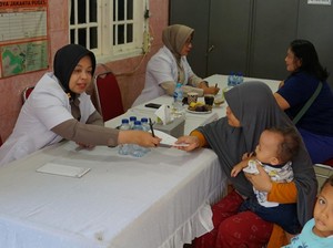 Dekat dengan Warga, Brimob Polda Metro Gelar Bakti Kesehatan di Senen