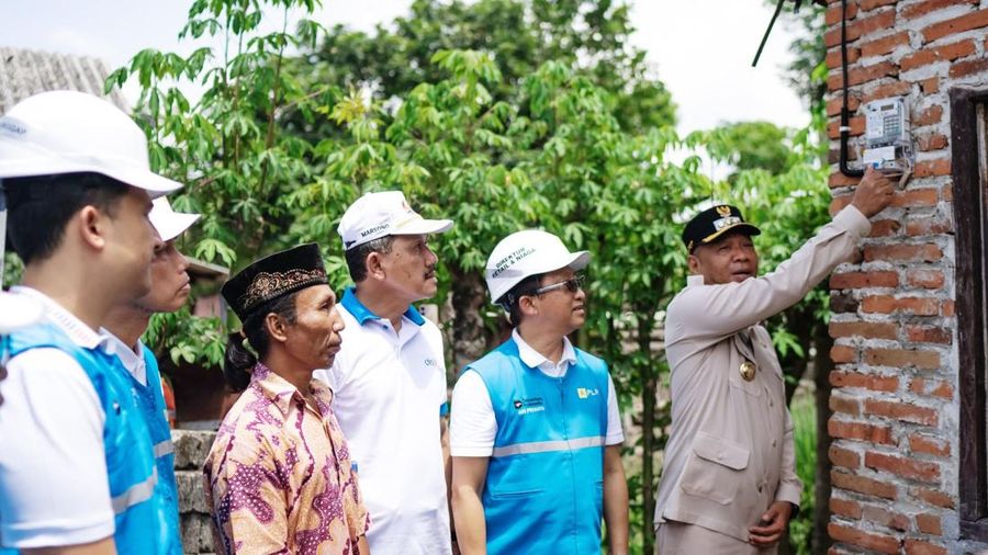 Bupati Tulungagung, Gatut Sunu Wibowo (kanan) didampingi Direktur Retail dan Niaga PLN, Adi Priyanto (kedua dari kanan), General Manager PLN UID Jawa Timur, Ahmad Mustaqir (kedua dari kiri), Ketua DPRD Tulungagung, Marsono (ketiga dari kanan), dan Manager PLN UP3 Kediri, Deny Setiawan (kiri) menyalakan sambung listrik gratis di rumah salah satu penerima bantuan penyambungan listrik gratis, Parno (ketiga dari kiri) di Desa Bukur, Kecamatan Sumbergempol, Kabupaten Tulungagung. (Dok PLN Persero)