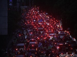 Titik-titik Macet di Tol Jakarta Usai Hujan Malam Ini