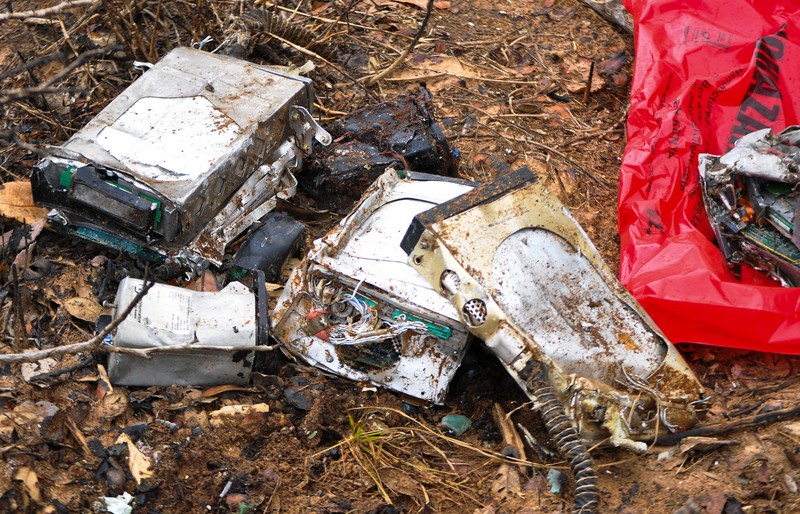 Seorang penyelidik kecelakaan udara memeriksa reruntuhan pesawat 5Y-CCA yang dioperasikan oleh Mombasa Air Safari, yang jatuh dengan penumpang di dalamnya dalam perjalanan dari Diani ke Kichwa Tembo, di daerah Tsimba Golini di Kabupaten Kwale, Kenya, 29 Oktober 2025. Seorang penyelidik kecelakaan udara memeriksa reruntuhan pesawat 5Y-CCA yang dioperasikan oleh Mombasa Air Safari, yang jatuh dengan penumpang di dalamnya dalam perjalanan dari Diani ke Kichwa Tembo, di daerah Tsimba Golini di Kabupaten Kwale, Kenya, 29 Oktober 2025. (REUTERS/Laban Walloga)