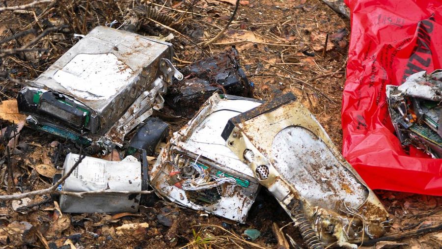 Seorang penyelidik kecelakaan udara memeriksa reruntuhan pesawat 5Y-CCA yang dioperasikan oleh Mombasa Air Safari, yang jatuh dengan penumpang di dalamnya dalam perjalanan dari Diani ke Kichwa Tembo, di daerah Tsimba Golini di Kabupaten Kwale, Kenya, 29 Oktober 2025. (REUTERS/Laban Walloga)