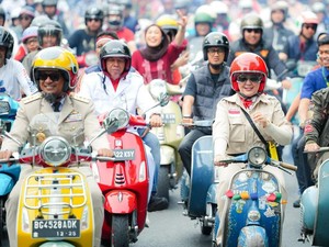 Gubernur Wagub Sulsel Kompak Naik Vespa-Tanam Pohon Tabebuya di Makassar
