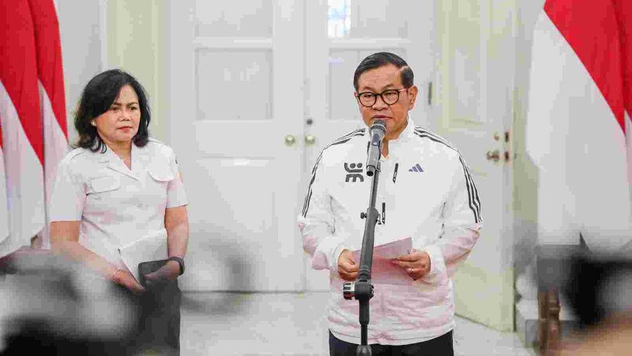 Gubernur DKI Jakarta, Pramono Anung, bersama Kepala Badan Pendapatan Daerah (Bapenda) Provinsi DKI Jakarta, Lusiana, sedang memberikan keterangan pers tentang relaksasi pajak, pada Rabu (24/9). Dokumentasi: Diskominfotik DKI Jakarta