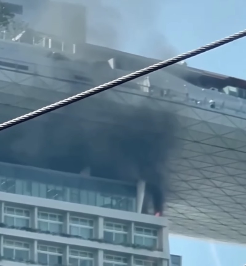 Kebakaran Marina Bay Sands. (Tangkapan Layar Sosial Media Threads) Kebakaran Marina Bay Sands. (Tangkapan Layar Sosial Media Threads)