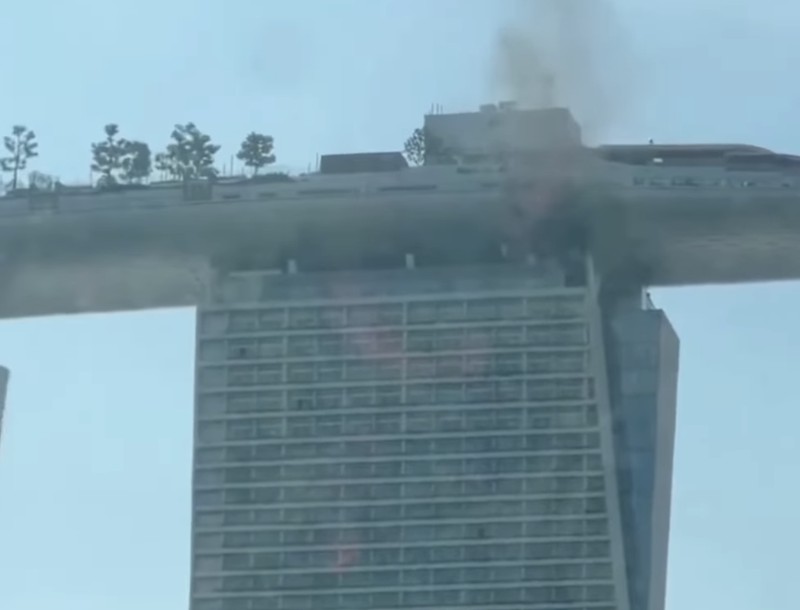 Kebakaran Marina Bay Sands. (Tangkapan Layar Sosial Media Threads) Kebakaran Marina Bay Sands. (Tangkapan Layar Sosial Media Threads)