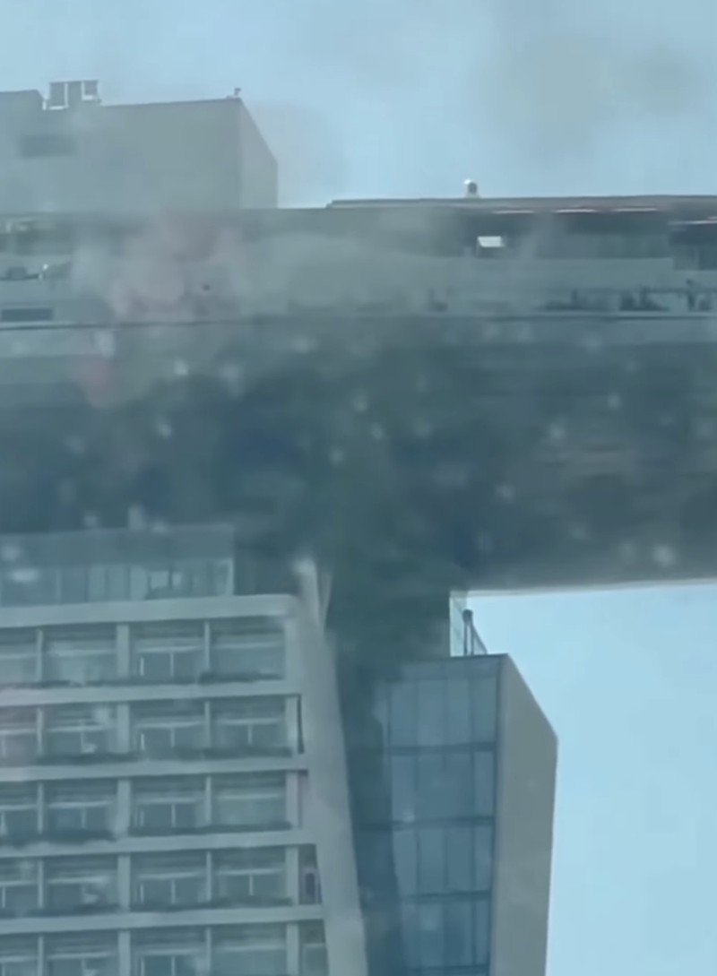 Kebakaran Marina Bay Sands. (Tangkapan Layar Sosial Media Threads) Kebakaran Marina Bay Sands. (Tangkapan Layar Sosial Media Threads)