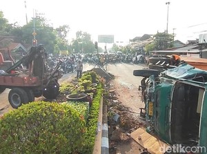 Truk Terguling di Pasuruan, Jalur Pantura Probolinggo-Surabaya Ditutup