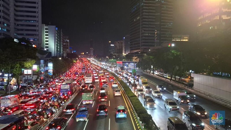 Kendaraan melewati banjir di lampu merah Fatmawati, Jakarta, Kamis (30/10/2025). Kendaraan melewati banjir di lampu merah Fatmawati, Jakarta, Kamis (30/10/2025). (CNBC Indonesia/Tri Susilo)