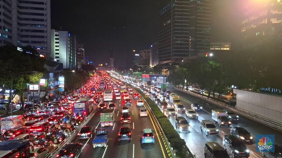 Kendaraan melewati banjir di lampu merah Fatmawati, Jakarta, Kamis (30/10/2025). Kendaraan melewati banjir di lampu merah Fatmawati, Jakarta, Kamis (30/10/2025). (CNBC Indonesia/Tri Susilo)