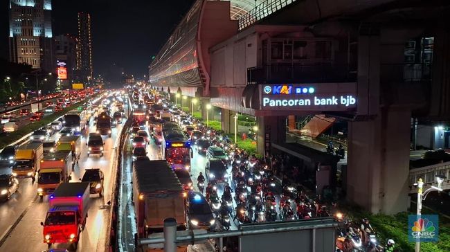 Hujan Deras! Potret Banjir, Pohon Tumbang dan Macet Total Kepung Jakarta