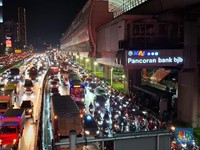 Hujan Deras! Potret Banjir, Pohon Tumbang & Macet Total Kepung Jakarta
