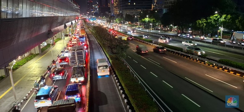 Kendaraan melewati banjir di lampu merah Fatmawati, Jakarta, Kamis (30/10/2025). Kendaraan melewati banjir di lampu merah Fatmawati, Jakarta, Kamis (30/10/2025). (CNBC Indonesia/Tri Susilo)