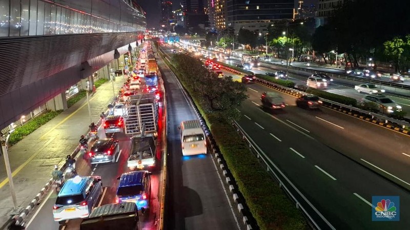 Kendaraan melewati banjir di lampu merah Fatmawati, Jakarta, Kamis (30/10/2025). Kendaraan melewati banjir di lampu merah Fatmawati, Jakarta, Kamis (30/10/2025). (CNBC Indonesia/Tri Susilo)