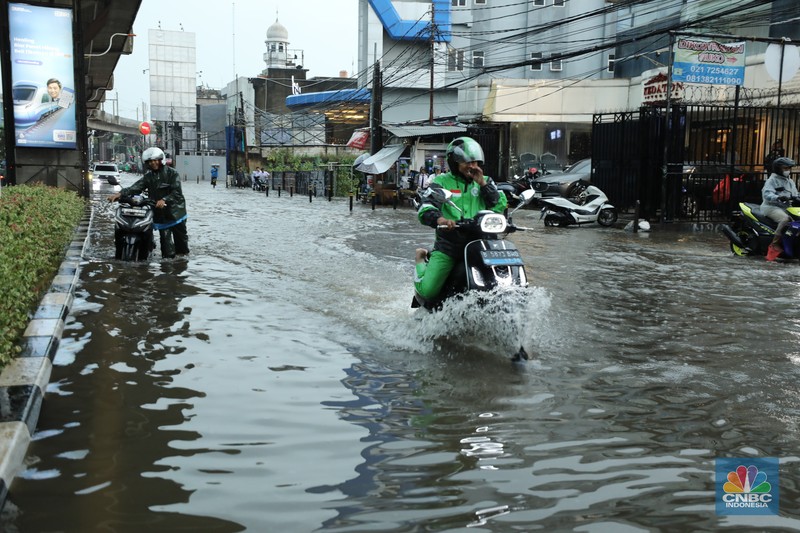 Kendaraan melewati banjir di lampu merah Fatmawati, Jakarta, Kamis (30/10/2025). (CNBC Indonesia/Tri Susilo)