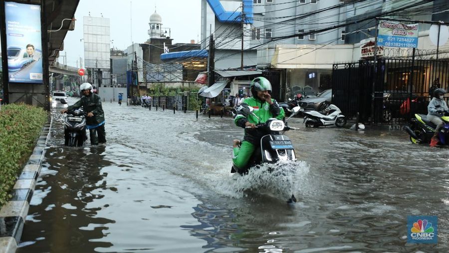 Kendaraan melewati banjir di lampu merah Fatmawati, Jakarta, Kamis (30/10/2025). Kendaraan melewati banjir di lampu merah Fatmawati, Jakarta, Kamis (30/10/2025). (CNBC Indonesia/Tri Susilo)