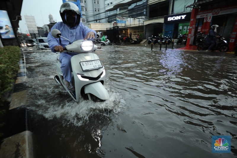 Kendaraan melewati banjir di lampu merah Fatmawati, Jakarta, Kamis (30/10/2025). (CNBC Indonesia/Tri Susilo)