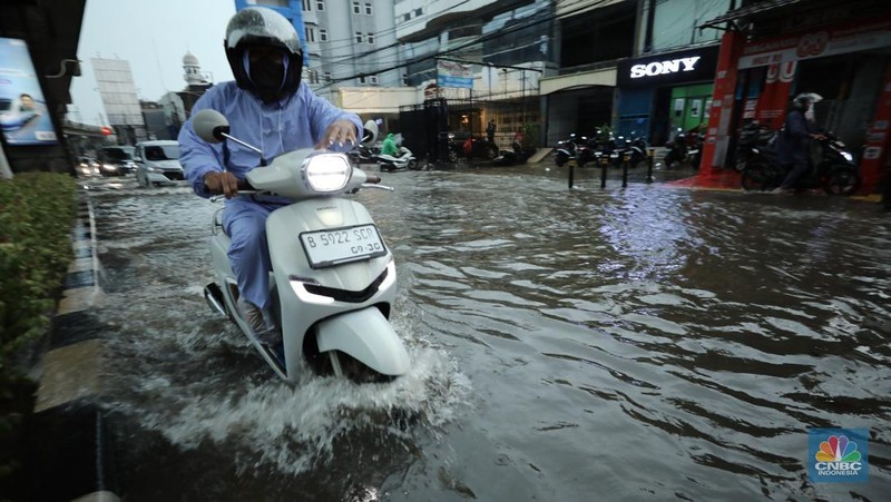 Kendaraan melewati banjir di lampu merah Fatmawati, Jakarta, Kamis (30/10/2025). Kendaraan melewati banjir di lampu merah Fatmawati, Jakarta, Kamis (30/10/2025). (CNBC Indonesia/Tri Susilo)