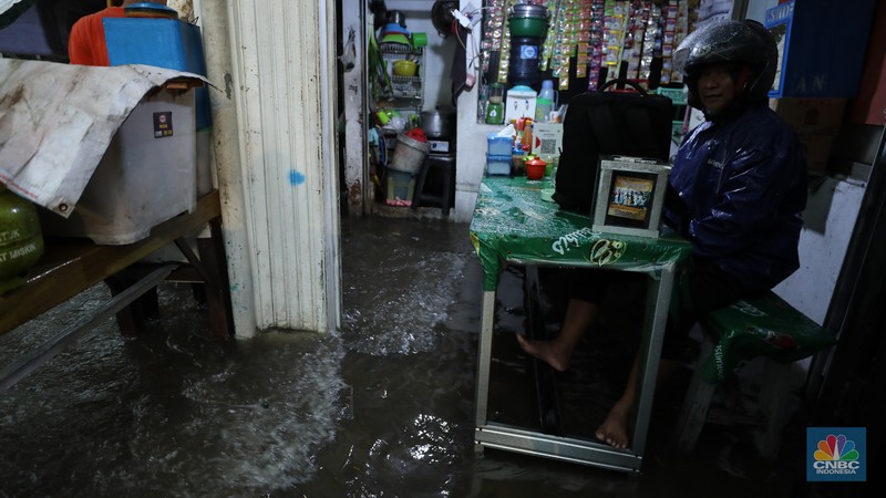 Kendaraan melewati banjir di lampu merah Fatmawati, Jakarta, Kamis (30/10/2025). (CNBC Indonesia/Tri Susilo)