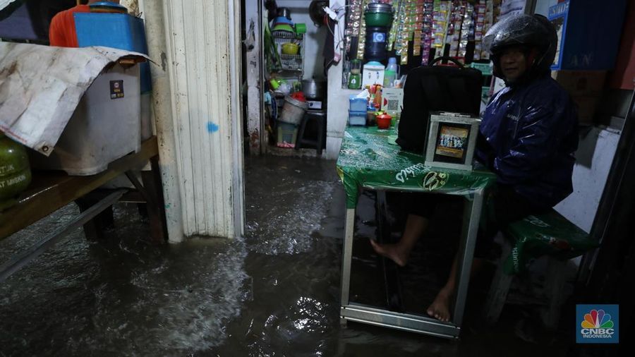 Kendaraan melewati banjir di lampu merah Fatmawati, Jakarta, Kamis (30/10/2025). Kendaraan melewati banjir di lampu merah Fatmawati, Jakarta, Kamis (30/10/2025). (CNBC Indonesia/Tri Susilo)